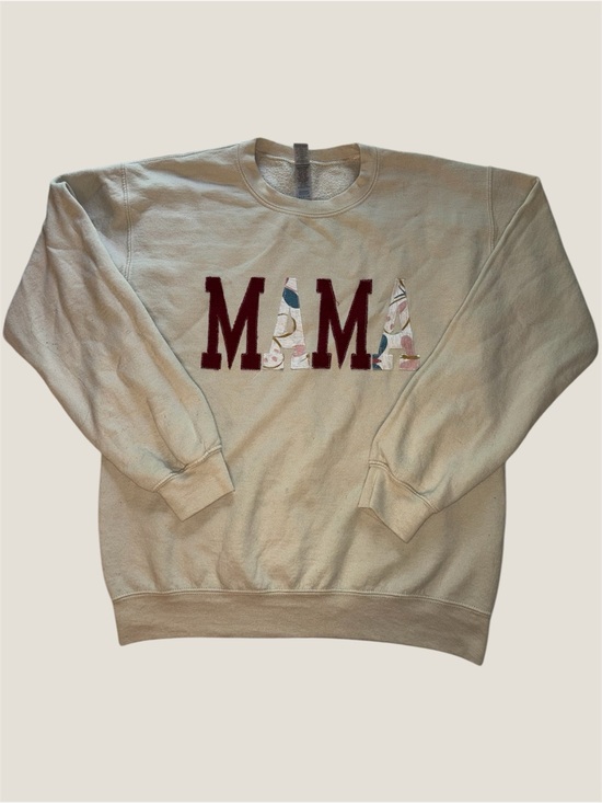 Gildan Sweaters - Preloved Gildan Cream Graphic MAMA Crewneck Sweater